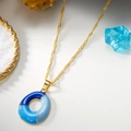 Collana con lettere colorate e ciondolo in smalto blu su catena a corda dorata - Lettera O
