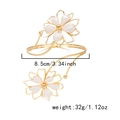 Goldener Blumenarmreif mit weißen Emaille-Lotusblättern und 8,5cm Durchmesser Design - Stil 2 / Weiß