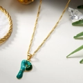 Collana estiva con lettera P in smalto verde e blu petrolio su catena dorata - Lettera P