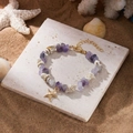 Detailansicht eines Ozean-Armbands mit violetten Steinen, Muscheln und Seestern-Anhänger - Armband-Lila