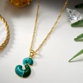 Collana dorata con ciondolo lettera S in smalto verde vivace e catena a onde d'acqua - Taglia S