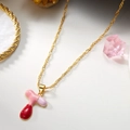Collana dorata con ciondolo a bolla lettera T in smalto rosa e viola da donna - Lettera T