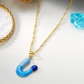 Collana dorata con pendente a lettera U in smalto sfumato blu su base ceramica - Lettera U