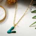 Collana dorata con ciondolo a lettera L in smalto verde menta per un look estivo - Lettera V