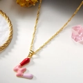 Collana a catena dorata con ciondolo a lettera L in smalto colorato vivace - Lettera W