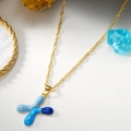 Collana a catena dorata con pendente a croce in smalto blu dal design elegante - Lettera X