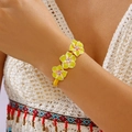Pulsera tejida a mano con flores de frangipani amarillas y centros de diamantes imitación - Amarillo