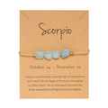 Dettaglio del braccialetto zodiaco Scorpione con pietre naturali azzurre su carta kraft - Scorpione