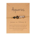 Dettaglio del bracciale Aquarius con pietre naturali su cartoncino in carta kraft - Acquario