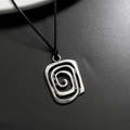 Makroaufnahme der silbernen Wirbelanhänger mit Spiralmuster an schwarzer Kordel - Altsilber (Spirale)