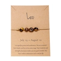 Dettaglio del bracciale zodiaco Leone con pietre occhio di tigre su carta kraft - Leone