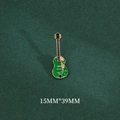 Broche guitare électrique créative en émail vert avec bordure dorée, taille 15mm x 39mm - Style de Corps Semi-Creux / Vert