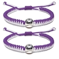 Dettaglio di braccialetti intrecciati viola e bianchi con perline da baseball argento - Baseball Viola Bianco