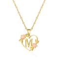 Collana a cuore dorata con fiore in smalto rosa e ciondolo lettera M su fondo bianco - Taglia M