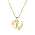 Collana con cuore in acciaio dorato, lettera K e piccoli fiori rosa decorativi - Lettera K
