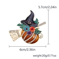 Dettaglio della spilla a forma di strega zucca di Halloween con dimensioni 5.7x6cm - Stile Mago Zucca Halloween (BC24Y0149)