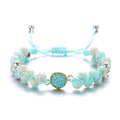 Primer plano de pulsera artesanal con cuentas de piedra natural azul y cordón ajustable - Verde