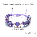 Detalle de pulsera de piedra púrpura tejida a mano con dije dorado y medidas del producto - Púrpura