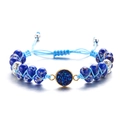 Detalle de pulsera tejida a mano con piedras naturales azules y cordón ajustable trenzado - Azul