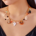 Detalle de pulsera de Halloween con calabaza, fantasma y araña en la muñeca de modelo - Collar / NC24Y0499