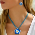 Detail von elegantem blauem Blumenhalsketten- und Ohrringset an einem Modell getragen - Blau
