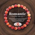 Detail eines 8mm Naturachat-Perlenarmbands mit Steintextur auf Holzmaserungshintergrund - Roter Streifenachats