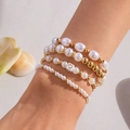 Elegante set van vier parelarmbanden met hartvormige bedels en gouden kralen - 4-delige Zee Stijl Parel Hart Armband Collectie (BR24Y0392)