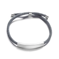 Nahaufnahme des verstellbaren grauen Kabelarmbands mit poliertem Edelstahlstab - Polierter Glatter Stil / Grau