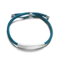 Nahaufnahme des blauen geflochtenen Armbands mit polierter silberner Metallplatte - Polierter Glatter Stil / Blau
