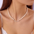 Gros plan d'un collier de perles d'eau douce avec pendentif lettre Mama en argent - Collier de perles / Argent