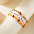 Detailopname van een 3-delige basketbal armbandenset met kleurrijke heishi kralen - Basketbal