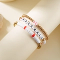 Detail van een 3-delige honkbal armbandenset met gouden kralen en schijfjes van klei - Honkbal