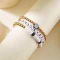 Detailopname van driedelige volleybal armbandset met gouden kralen en heishi klei - Volleybal