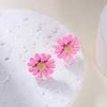 Roze madeliefje oorbellen met gouden stampers en een matte lakafwerking - Korte Oorknopjes Roze