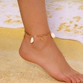 Detail eines böhmischen Gold-Fußkettchens mit Muschel- und Seesternanhängern am Strand - Gold Seestern Muschel Stil (AK25Y0036-1)