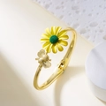 Elegante gouden madeliefje en bijen open armband met naturalistische gele bloemdetails - Armband Geel