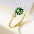 Open armband met madeliefje en bij in goudkleur met groene emaille bloemblaadjes - Armband Groen
