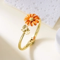 Gouden open armband met 3D honingbij en oranje madeliefje bloem hanger details - Armband Oranje