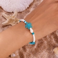 Detail von Perlen-Fußkettchen mit Seestern und Schildkröte auf weiß-blauen Perlen und Strand - Blau Weiß Schildkröte Perlenarmband Stil (BR25Y0175)