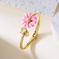 Gouden open armband met delicate roze madeliefjesbloem en een honingbij-bedel - Armband Roze