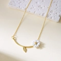 Gouden ketting met delicaat madeliefje-hanger en klein blaadje in frisse stijl - Witte Ketting