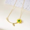 Elegante gouden halsketting met gele madeliefje hanger en blad detail voor dames - Halsketting Geel