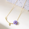 Gouden ketting met een paars madeliefje hangertje en een subtiel blad-accessoire - Paarse Ketting