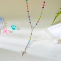 Detail van kleurrijke rozenkrans ketting met bloemen kralen en metalen kruis hanger - Zilver Veelkleurig