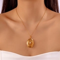 Collier médaillon ovale doré avec motif ajouré et zircon blanc sur chaîne fine - Style Ovale Ajouré Strass (Or)