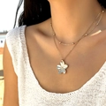 Gros plan d'un collier double épaisseur doré avec pendentif fleur en métal brossé - Collier Double Rang Perle Fleur en Métal