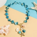 Dettaglio collana con perline e conchiglie, ciondolo a stella marina e pietre blu mare - Collana con Ciondolo Stella Marina Blu Scuro