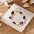 Boho-Strandarmband mit dunkelblauen Steinen, Muscheln und einem Seestern-Anhänger - Armband-Dunkelblau
