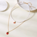 Detail des mehrlagigen Schmucksets mit Kirschperlen und Erdbeeren-Goldkette - Doppellagige Halskette / Kirsch-Erdbeere (Stil 3)