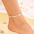 Boho-Fußkettchen mit Muscheln, Steinen und goldenem Seestern auf Sandstrand - Fußkettchen-Transparent